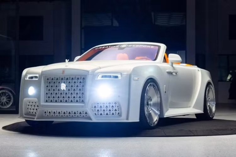 Một hãng độ có trụ sở tại Dubai mang tên Venuum vừa tiếp tục tấn công phân khúc xe siêu sang, lần này là Rolls-Royce, khi áp dụng gói độ thân rộng đầy phô trương cho mẫu xe mui trần Dawn. Vào hồi đầu năm nay, Venuum từng giới thiệu một bộ bodykit gây tranh cãi cho Rolls-Royce Wraith. Giờ đây, hãng tiếp tục tung ra gói nâng cấp tương tự cho “người anh em” của Wraith.