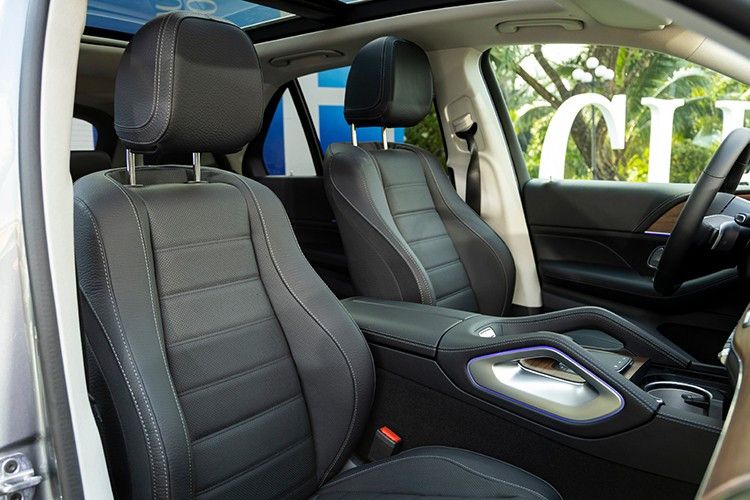 Khoang nội thất sử dụng các vật liệu cao cấp như da Lugano và ốp gỗ walnut open-pore, cùng với các trang bị tiện nghi đáng chú ý gồm: Ghế thông gió, cửa sổ trời toàn cảnh Panoramic, kính nhiều lớp cách âm, điều hòa 4 vùng với gói Air Balance và lọc không khí khí...