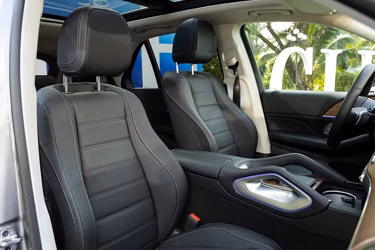 Khoang nội thất sử dụng các vật liệu cao cấp như da Lugano và ốp gỗ walnut open-pore, cùng với các trang bị tiện nghi đáng chú ý gồm: Ghế thông gió, cửa sổ trời toàn cảnh Panoramic, kính nhiều lớp cách âm, điều hòa 4 vùng với gói Air Balance và lọc không khí khí...