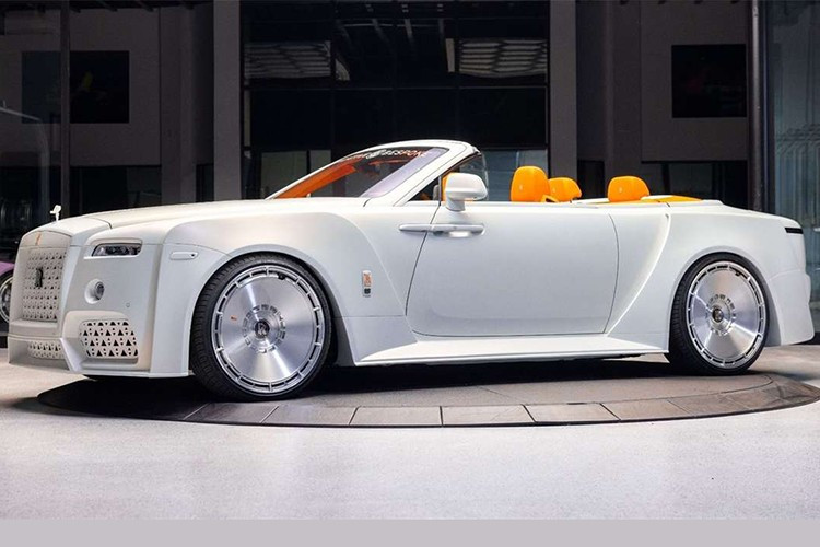 Không dừng lại ở đó, Venuum còn gắn thêm đèn phụ dạng tròn nhô ra từ cản trước cho xe. Trong khi đó, đèn pha nguyên bản bị che khuất một phần bởi bộ bodykit mới. Ngay cả biểu tượng "thiếu phụ bay" Spirit of Ecstasy cũng được tái thiết kế và sơn trắng, đi kèm logo Rolls-Royce màu cam tương phản.