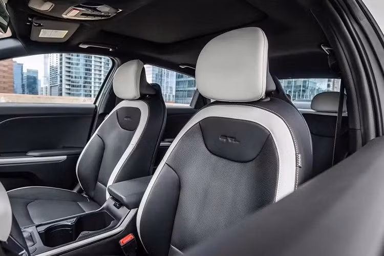 Phiên bản cao cấp nhất K4 GT-Line Turbo có giá từ 28.290 USD (tương đương khoảng hơn 738 triệu đồng), đi kèm gói công nghệ được tinh chỉnh, trong đó đáng chú ý là vô lăng sưởi tiêu chuẩn.