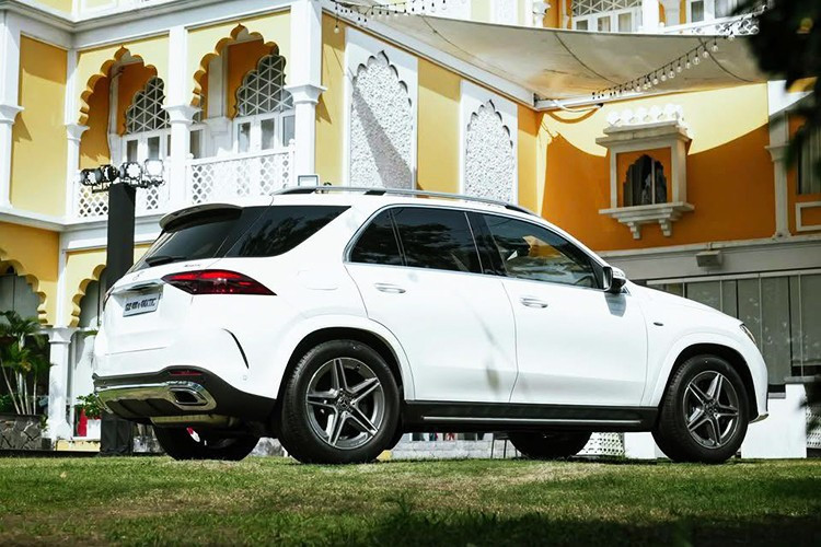 Mercedes-Benz GLE 400 e 4MATIC là sự lựa chọn cho những khách hàng muốn trải nghiệm xe điện nhưng chưa tự tin về hạ tầng trạm sạc tại Việt Nam, cần một chiếc SUV sang trọng, yên tĩnh tuyệt đối khi đi phố và mạnh mẽ khi đi đường trường và yêu thích công nghệ và giá trị thương hiệu "Ngôi sao ba cánh".