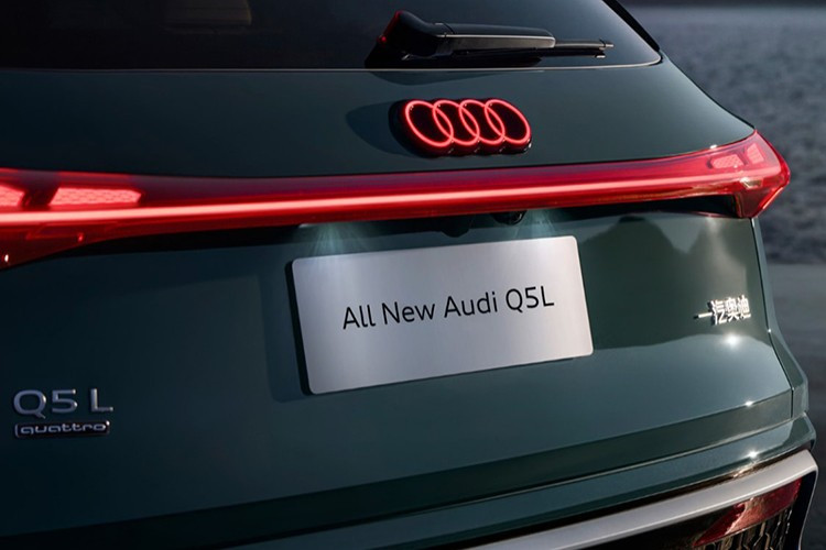 Xe có gói S-Line có đèn pha ma trận và đèn chạy ban ngày với 8 kiểu tùy chỉnh. Đèn hậu được tạo ra bằng công nghệ OLED thế hệ thứ hai với từng bóng được điều khiển riêng lẻ và 8 đồ họa chạy "chữ ký kỹ thuật số". Đèn cũng có một tính năng an toàn bổ sung đặc biệt: chúng hiển thị cảnh báo khi tiếp cận nhanh từ phía sau.