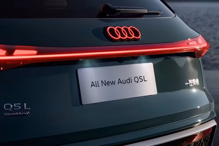 Xe có gói S-Line có đèn pha ma trận và đèn chạy ban ngày với 8 kiểu tùy chỉnh. Đèn hậu được tạo ra bằng công nghệ OLED thế hệ thứ hai với từng bóng được điều khiển riêng lẻ và 8 đồ họa chạy "chữ ký kỹ thuật số". Đèn cũng có một tính năng an toàn bổ sung đặc biệt: chúng hiển thị cảnh báo khi tiếp cận nhanh từ phía sau.