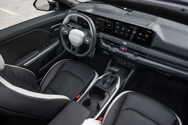 Ở nhóm cao hơn, K4 GT-Line có giá 25.390 USD cũng được nâng cấp với nội thất SynTex cùng một số tiện ích mới. Gói Premium Package trị giá 1.200 USD mang đến cụm đồng hồ kỹ thuật số 12,3 inch và vô lăng có sưởi.