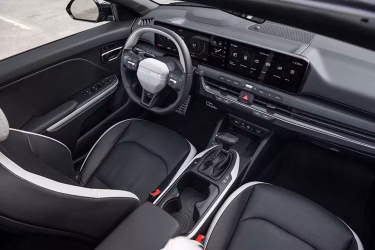 Ở nhóm cao hơn, K4 GT-Line có giá 25.390 USD cũng được nâng cấp với nội thất SynTex cùng một số tiện ích mới. Gói Premium Package trị giá 1.200 USD mang đến cụm đồng hồ kỹ thuật số 12,3 inch và vô lăng có sưởi.