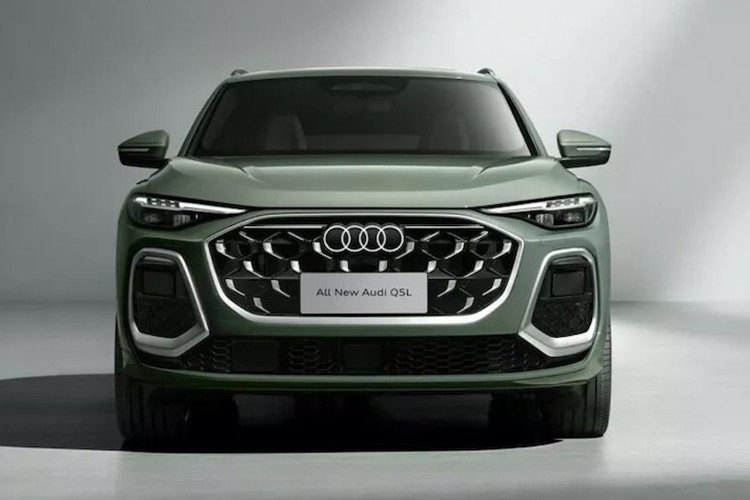 Trừ kích thước, Audi Q5L 2026 sở hữu thiết kế không khác gì phiên bản thường đang được bán ở thị trường quốc tế. Xe cũng được áp dụng phong cách thiết kế khỏe khoắn hơn với lưới tản nhiệt khung đơn Singleframe thể thao và rộng hơn trước. Nằm hai bên lưới tản nhiệt là khe gió nằm dọc mới.