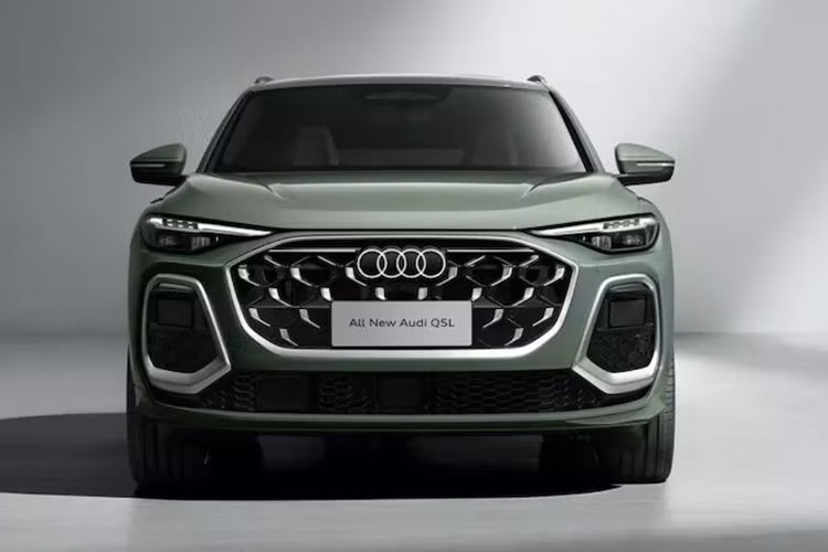 Trừ kích thước, Audi Q5L 2026 sở hữu thiết kế không khác gì phiên bản thường đang được bán ở thị trường quốc tế. Xe cũng được áp dụng phong cách thiết kế khỏe khoắn hơn với lưới tản nhiệt khung đơn Singleframe thể thao và rộng hơn trước. Nằm hai bên lưới tản nhiệt là khe gió nằm dọc mới.