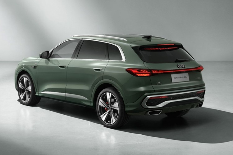 Audi Q5L 2026 được phát triển trên nền tảng khung gầm PPC (Premium Platform Combustion) mới nhất của Audi. Xe sở hữu kích thước dài x rộng x cao lần lượt là 4.842 x 1.900 x 1.660 mm và chiều dài cơ sở 2.945 mm. So với thế hệ trước, xe dài hơn 72 mm, rộng hơn 7 mm, thấp hơn 7 mm trong khi chiều dài cơ sở tăng thêm 38 mm.