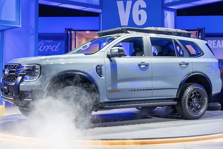 Về thiết kế, Ford Everest Tremor 2026 gần như không thay đổi so với phiên bản Tremor đã ra mắt tại Úc trước đó. Xe tiếp tục theo đuổi phong cách off-road với hệ thống treo Bilstein chuyên dụng, khoảng sáng gầm tăng thêm 26 mm.