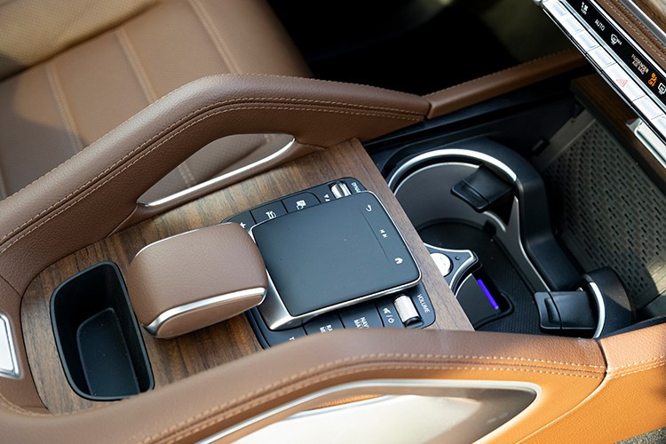 Hệ thống an toàn gồm nhiều công nghệ chủ động được tích hợp sẵn trên mẫu SUV GLE 400 E mới này bao gồm: Phanh chủ động, cảnh báo điểm mù, camera 360° với tính năng Transparent Bonnet giúp quan sát địa hình phía dưới đầu xe...