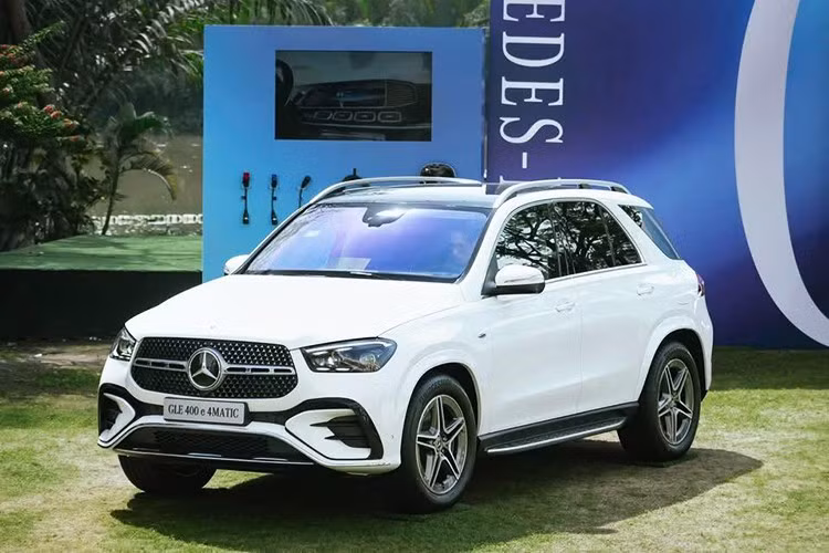 Hiện xe đang có mức giá bán chính hãng là 4,669 tỷ đồng, GLE 400 e 4MATIC đang định vị mình ở phân khúc cao cấp, đối đầu trực tiếp với các đối thủ sừng sỏ Volvo XC90 Recharge đang có giá khoảng 4,3 tỷ đồng cũng sắp ra mắt bản mới tại Việt Nam.