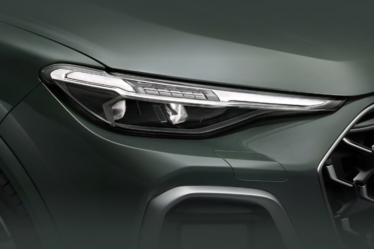 Đặc biệt, xe lần đầu tiên được trang bị tay nắm cửa bán ẩn, đồng thời có đèn phanh trên cao dạng thấu kính dành riêng cho thị trường Trung Quốc. Các tùy chọn màu sơn ngoại thất gồm đen, xanh lá, trắng, bạc và nâu.