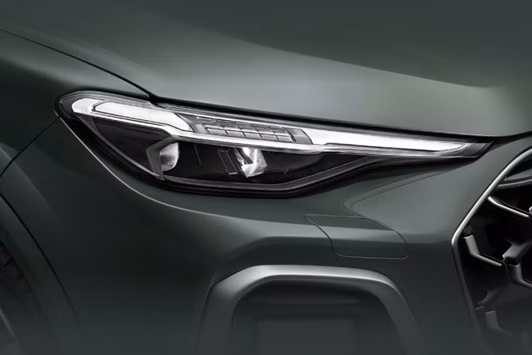 Đặc biệt, xe lần đầu tiên được trang bị tay nắm cửa bán ẩn, đồng thời có đèn phanh trên cao dạng thấu kính dành riêng cho thị trường Trung Quốc. Các tùy chọn màu sơn ngoại thất gồm đen, xanh lá, trắng, bạc và nâu.