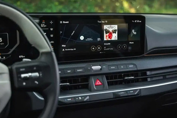 Ngoài ra, những xe Kia K4 206 mới sẽ được trang bị gói Sunroof Package (900 USD) có thể lựa chọn thêm tùy chọn nội thất đỏ – đen mới với chi phí 295 USD.