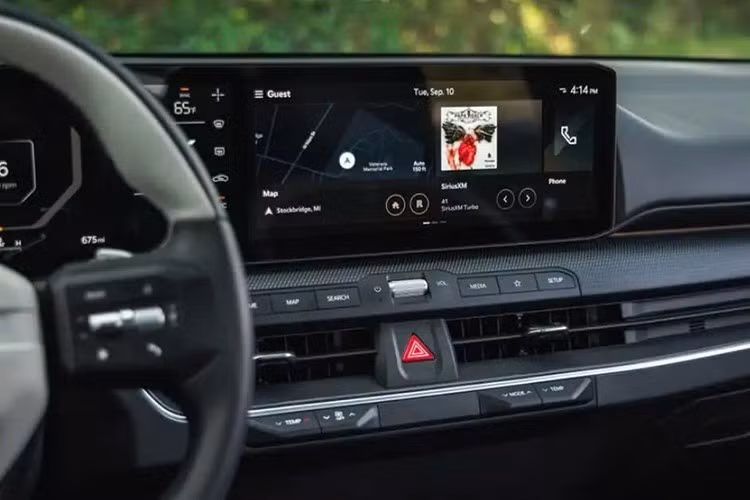 Ngoài ra, những xe Kia K4 206 mới sẽ được trang bị gói Sunroof Package (900 USD) có thể lựa chọn thêm tùy chọn nội thất đỏ – đen mới với chi phí 295 USD.