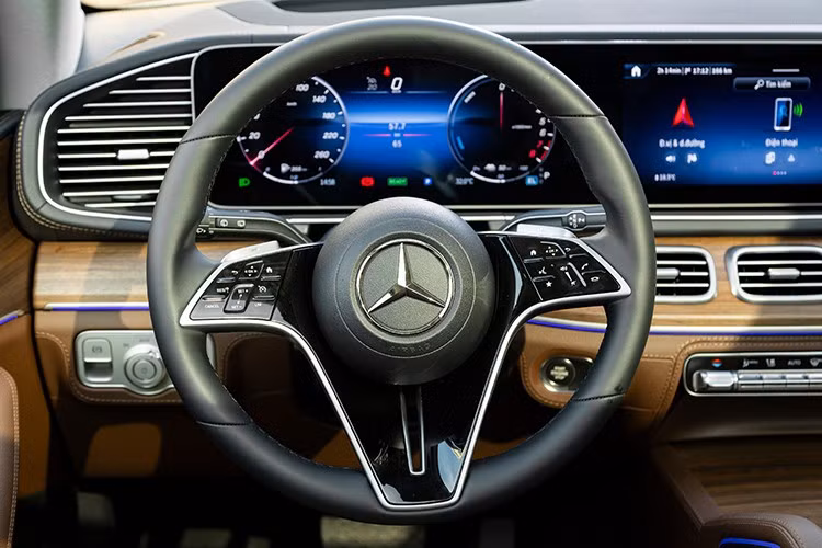 Phía sau vô lăng của GLE 400 E là một màn hình cỡ lớn, gói trang bị Acoustic Comfort với cửa kính tích hợp màn cách âm, chống tia hồng ngoại. Bên cạnh đó, GLE 400 e 4MATIC được trang bị cụm màn hình đôi 12,3 inch, vận hành bởi hệ thống giải trí MBUX thế hệ mới...