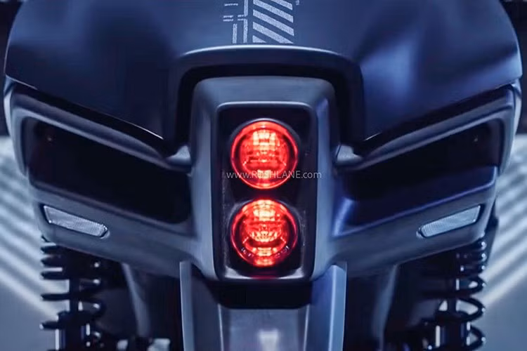 Trong khi đèn hậu LED thiết kế theo phong cách Afterburner gợi liên tưởng đến động cơ phản lực, tăng thêm cảm giác tốc độ dù xe đang đứng yên. Bộ bánh xe 10 inch giúp EMF đạt được sự linh hoạt cần thiết khi di chuyển trong môi trường đô thị đông đúc.