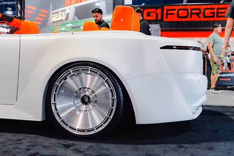 Tuy nhiên, gu thẩm mỹ vốn mang tính chủ quan, và không phải ai cũng cần sự tinh tế. Thay đổi gây sốc nhất có lẽ nằm ở phần đầu xe. Tại đây, Venuum đã loại bỏ lưới tản nhiệt mạ crôm biểu tượng của Rolls-Royce, thay bằng một mảng nhựa trắng đục lỗ với các họa tiết hình tam giác. Mô-tuýp này cũng xuất hiện trên các hốc hút gió phía dưới.