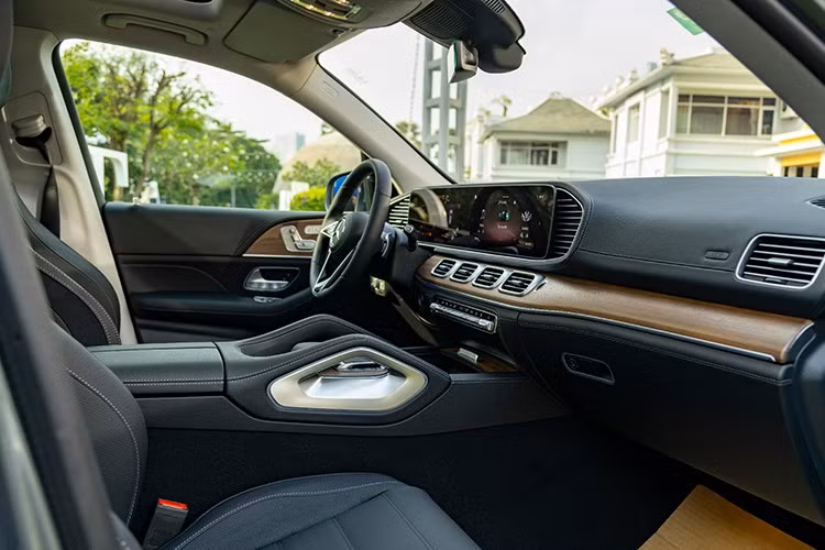 Hệ thống hỗ trợ điều khiển giọng nói “Hey Mercedes”, hệ thống âm thanh Burmester® 13 loa công suất 590W, kết hợp công nghệ Dolby Atmos, công nghệ dẫn đường MBUX Navigation Plus tích hợp bản đồ Việt Nam và tính năng AR Navigation, hiển thị hình ảnh thực tế tăng cường từ camera trước ngay trên màn hình trung tâm.