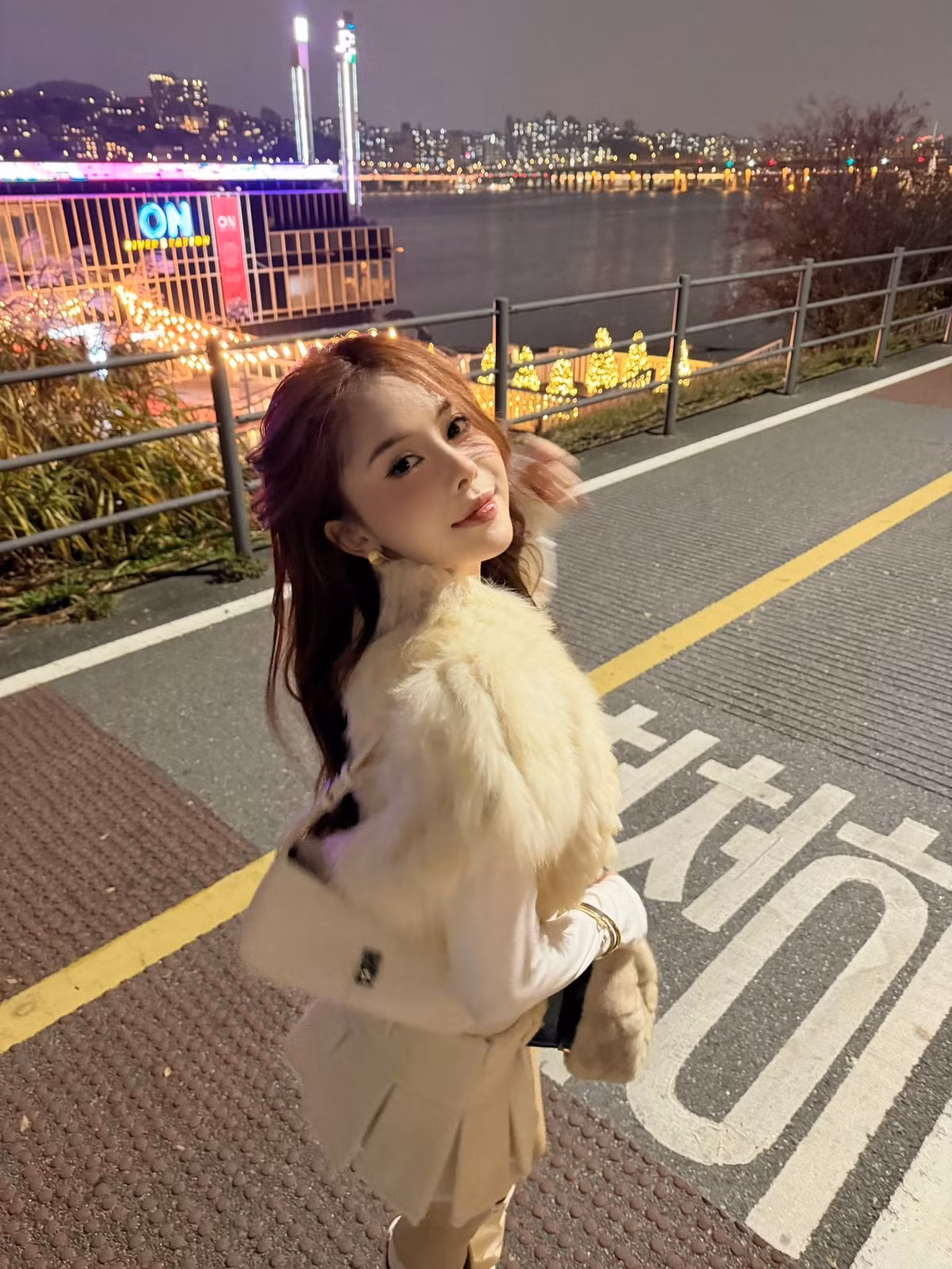 Chiếc váy ngắn dáng xếp li kết hợp áo dài tay ôm sát giúp tôn vòng eo thon và đôi chân dài. Áo khoác lông tạo điểm nhấn sang trọng, mang đến cảm giác ấm áp giữa tiết trời se lạnh của xứ Hàn.