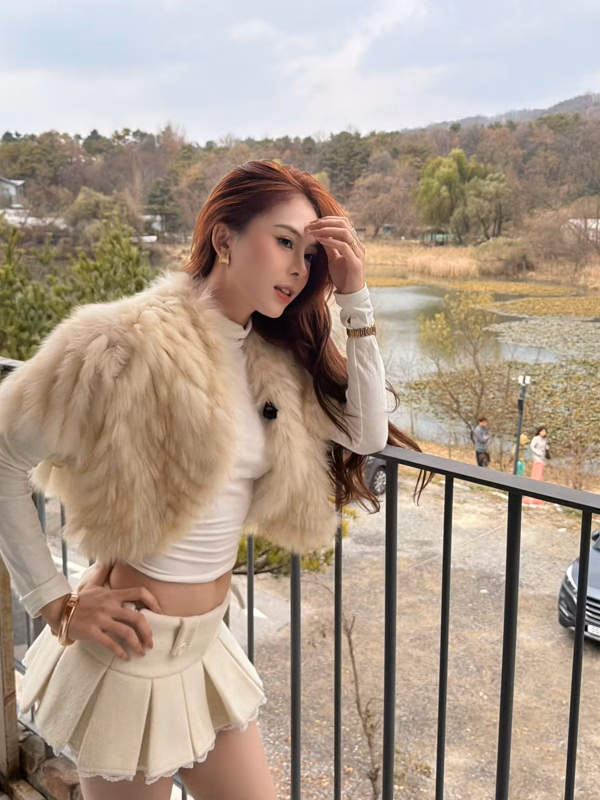 Ở những góc chụp gần, nhan sắc của Hà Môi càng nổi bật với làn da mịn màng, đường nét gương mặt sắc sảo và nụ cười nhẹ đầy cuốn hút.