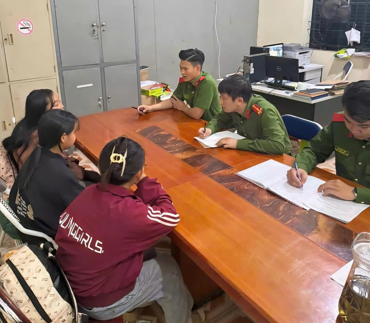 Công an xã Yên Châu nắm thông tin với 3 nữ sinh