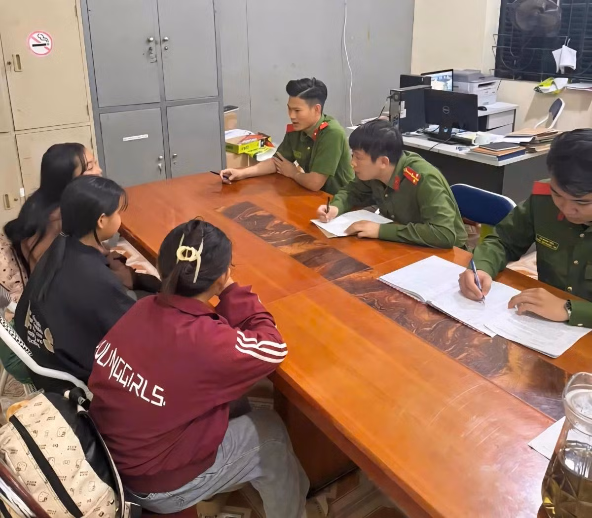 Công an xã Yên Châu nắm thông tin với 3 nữ sinh