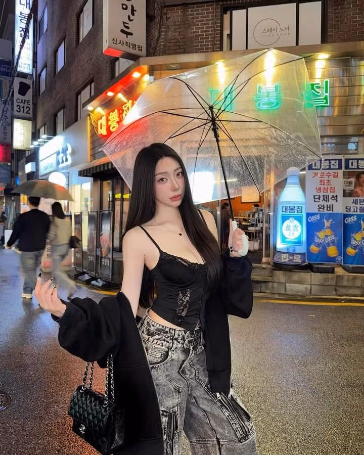 Gilgie không chỉ đơn thuần là một "hot girl" trên mạng xã hội. Với vai trò nhà sáng lập của Bling Bling Skin, cô đã chứng tỏ khả năng lãnh đạo và tầm nhìn kinh doanh của mình.