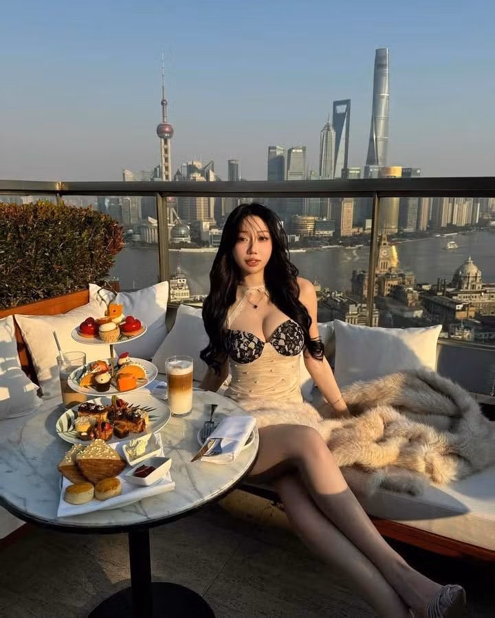 Gilgie không chỉ là một nữ doanh nhân tài năng đến từ Đài Loan mà còn là một biểu tượng phong cách, sở hữu thần thái quyền lực và gu thời trang đẳng cấp, đặc biệt là trong những bữa tiệc và sự kiện xa hoa, khiến cộng đồng mạng không ngừng ngưỡng mộ.