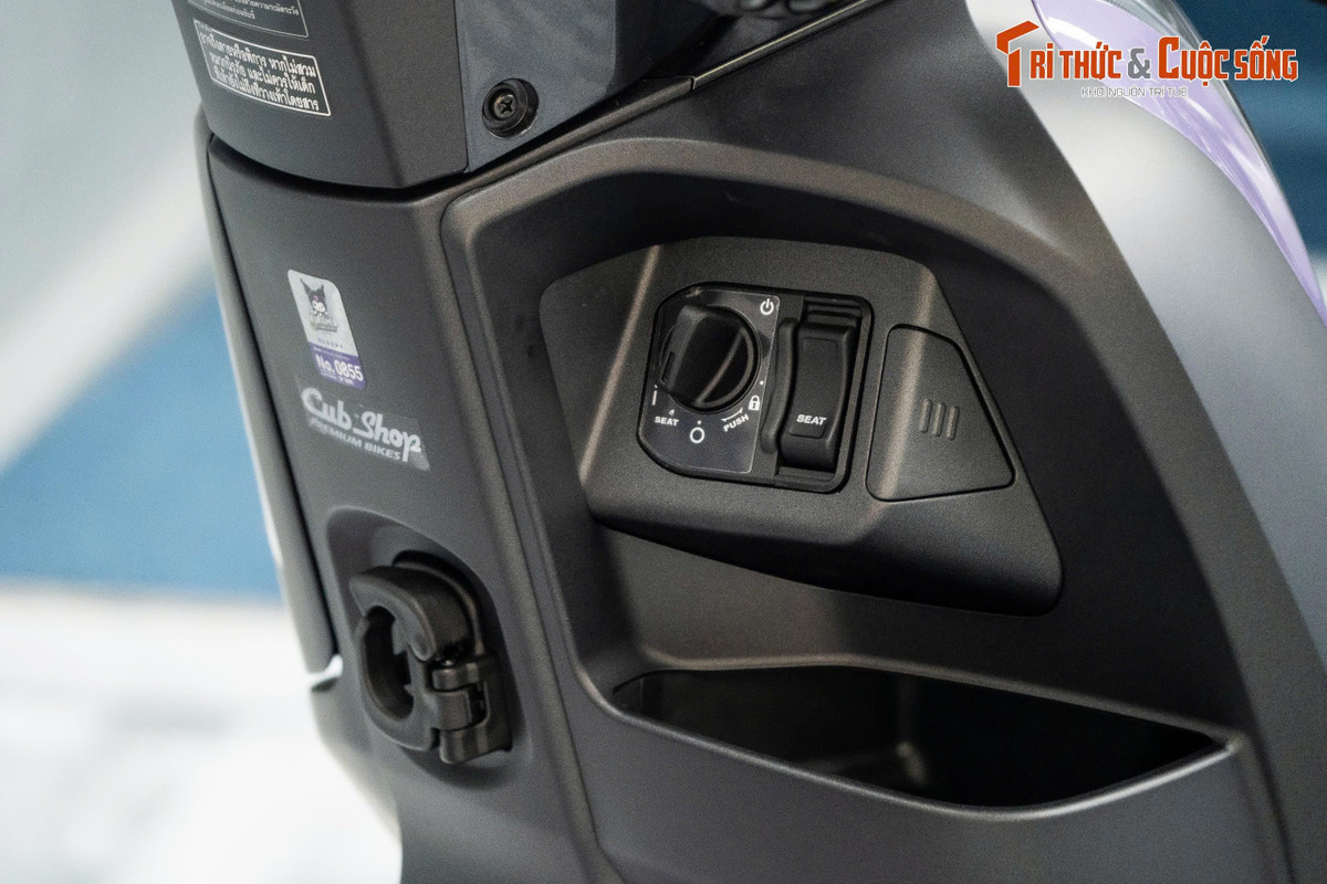 Về thiết kế, Scoopy Kuromi giữ nguyên nền tảng của thế hệ Scoopy mới nhất với vóc dáng nhỏ gọn, đường nét bo tròn mềm mại. Xe có kích thước tổng thể dài x rộng x cao lần lượt là 1.869 x 693 x 1.075 mm, trục cơ sở dài 1.251 mm và chiều cao yên ở mức 746 mm.