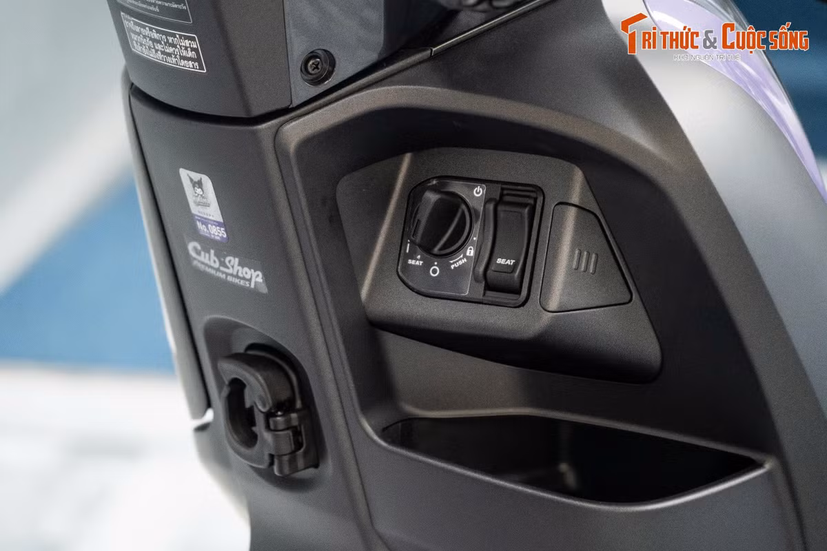 Về thiết kế, Scoopy Kuromi giữ nguyên nền tảng của thế hệ Scoopy mới nhất với vóc dáng nhỏ gọn, đường nét bo tròn mềm mại. Xe có kích thước tổng thể dài x rộng x cao lần lượt là 1.869 x 693 x 1.075 mm, trục cơ sở dài 1.251 mm và chiều cao yên ở mức 746 mm.