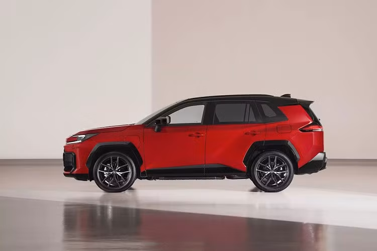 Ở ngoại thất, RAV4 GR Sport nổi bật với loạt chi tiết gợi nhớ đến các dòng xe hiệu năng cao. Mặt ca-lăng lấy cảm hứng từ GR Corolla, cản trước được tái thiết kế đầy cơ bắp trông mạnh mẽ hơn nhiều so với thế hệ cũ.
