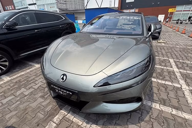 Cùng xuất hiện trong sự kiện, Denza Z9 GT là mẫu shooting brake thuần điện thuộc thương hiệu Denza – liên doanh giữa BYD và Mercedes-Benz. Xe kết hợp phong cách thiết kế thể thao với không gian nội thất rộng rãi tạo nên sự cân bằng giữa hiệu năng và tiện nghi.