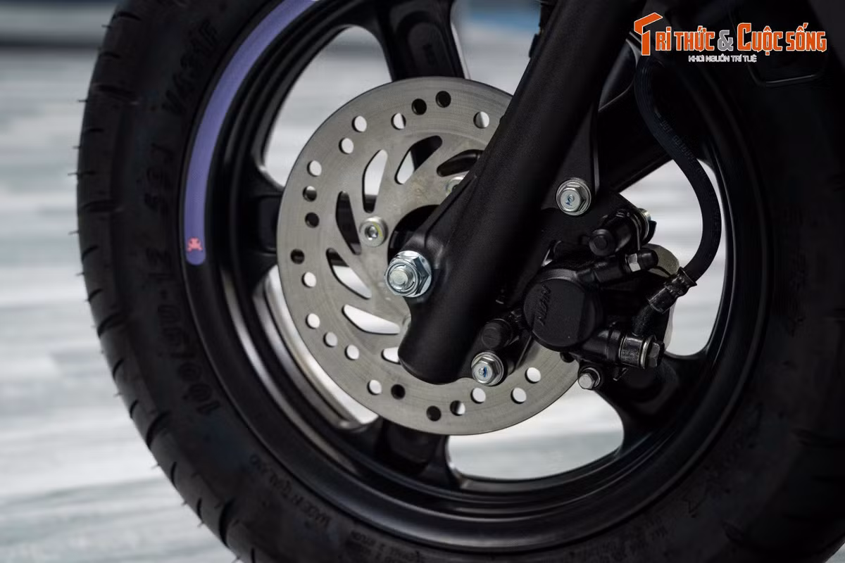 Cung cấp sức mạnh cho Scoopy Kuromi là động cơ xăng SOHC xi-lanh đơn, 4 thì, 2 van dung tích 109,5cc, làm mát bằng gió. Khối động cơ này sản sinh công suất tối đa 8,8 mã lực tại 7.500 vòng/phút và mô-men xoắn cực đại 9,2 Nm tại 6.000 vòng/phút.