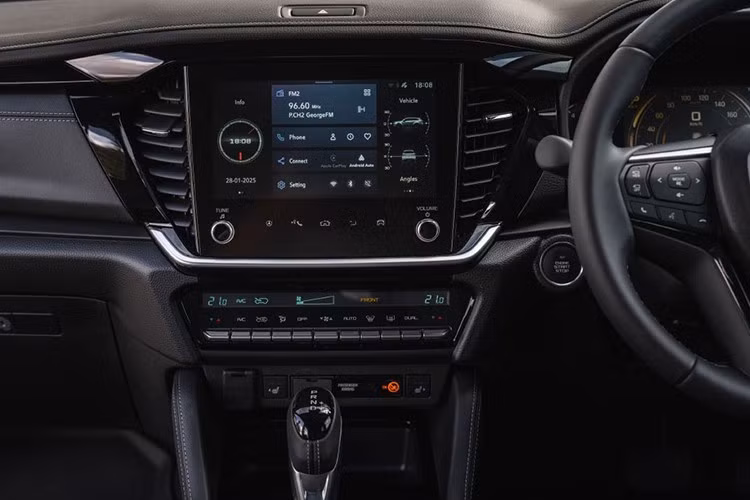 Một số trang bị quen thuộc như điều hòa tự động hai vùng, phanh tay điện tử dự kiến vẫn sẽ có mặt trên các bản cao cấp. Một chi tiết đáng chú ý và có thể gây tranh cãi là khả năng mu-X mới vẫn sẽ sử dụng động cơ diesel 1.9L thay vì động cơ 2.2L từng được trưng bày tại Triển lãm Ô tô Bangkok 2025.