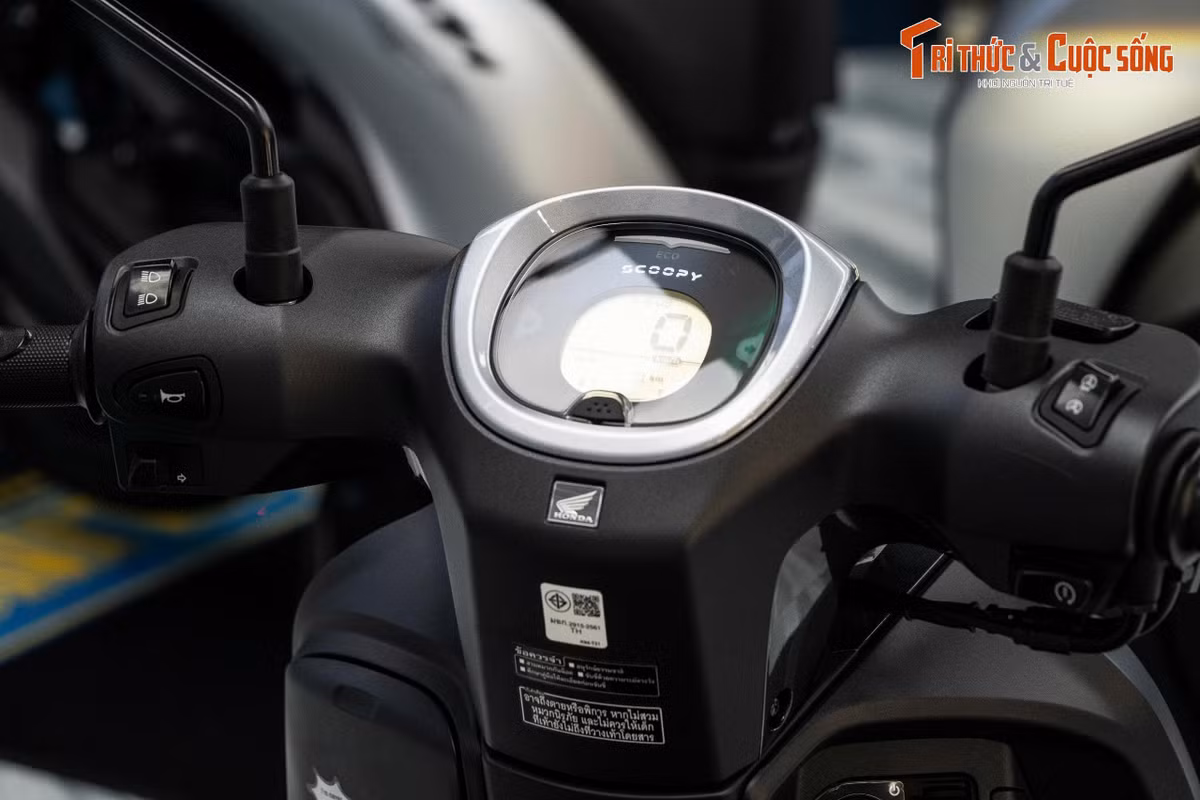 Scoopy Kuromi là phiên bản giới hạn, chỉ được sản xuất 2.000 chiếc tại Thái Lan. Mặc dù mới được phân phối tại "xứ sở chùa vàng" chưa đầy hai tháng, mẫu xe này đã bất ngờ xuất hiện tại Việt Nam thông qua một cửa hàng xe máy nhập khẩu không chính hãng.