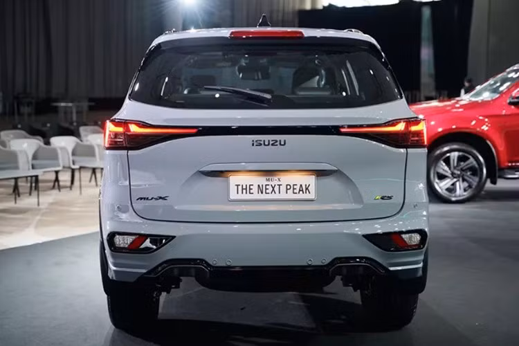 Đèn hậu thiết kế ngang, kéo dài sang hai bên, tạo cảm giác liền mạch. Một điểm nhấn khác là tùy chọn mâm xe từ 18 đến 20 inch – kích thước tương đương với các đối thủ như Ford Everest.