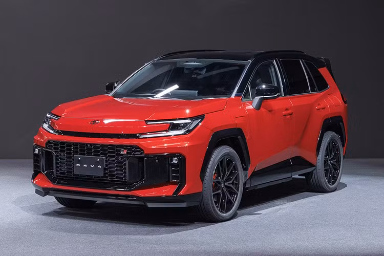 Toyota RAV4 GR Sport 2026 mới được phát triển với sự tham gia trực tiếp của các kỹ sư từ bộ phận hiệu suất cao Gazoo Racing - những người đứng sau thành công của GR Supra, GR Yaris hay GR86. Sự can thiệp này không chỉ dừng ở diện mạo mà còn mở rộng sang khung gầm, hệ thống treo, và cả cảm giác lái.