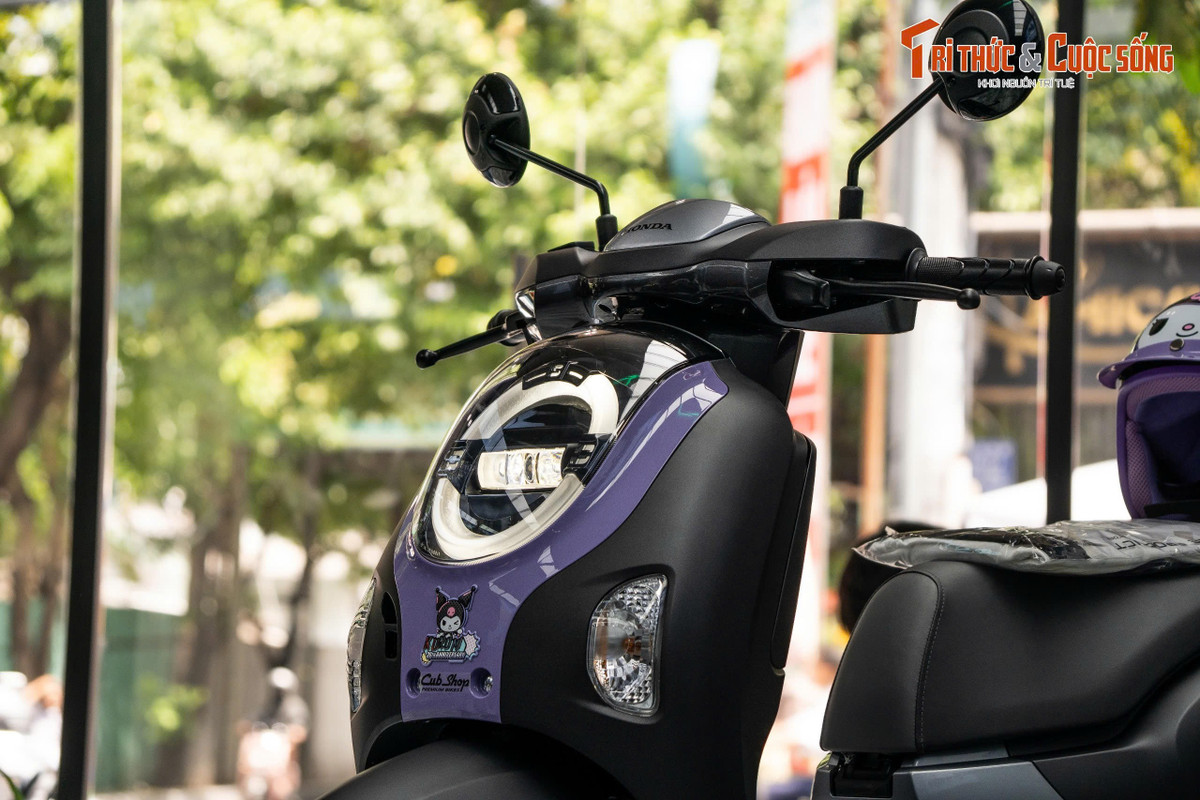 Với tạo hình cá tính, pha trộn giữa phong cách dễ thương và nổi loạn, Kuromi đã trở thành biểu tượng thời trang được yêu thích, xuất hiện trên đủ loại sản phẩm từ quần áo, phụ kiện, đồ chơi đến văn phòng phẩm, và giờ đây là trên chiếc Honda Scoopy phiên bản đặc biệt.