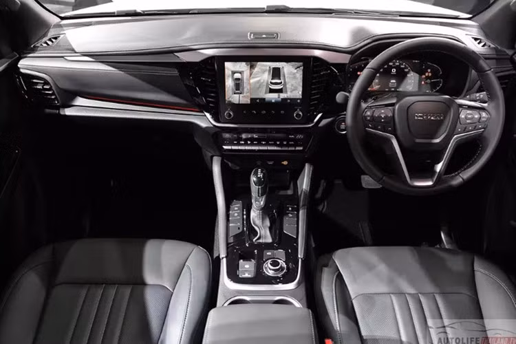 Bên trong, Isuzu mu-X 2025 tại Việt Nam có thể sẽ sở hữu nhiều tiện nghi hiện đại như: màn hình kỹ thuật số 7 inch sau vô-lăng, kết nối Apple CarPlay và Android Auto không dây, cổng sạc USB-C, điều hòa tự động hai vùng độc lập và phanh tay điện tử ở bản cao cấp.