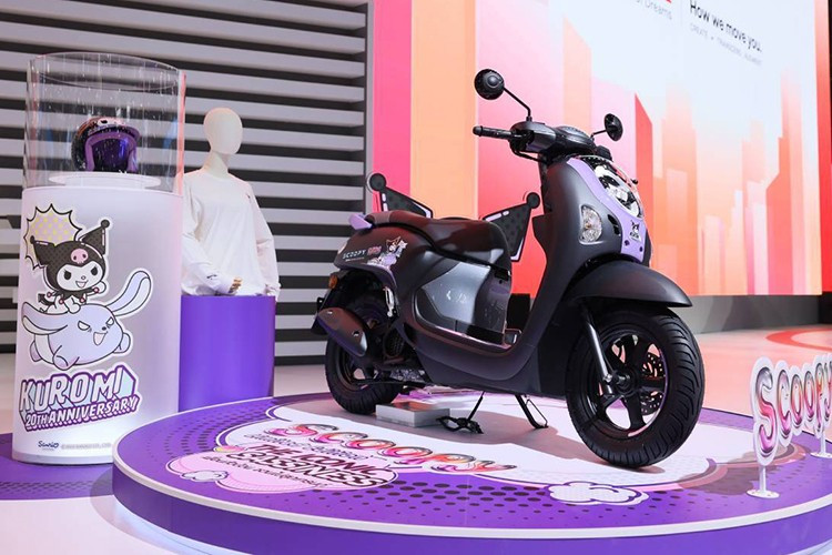 Tuy nhiên, khi về đến Việt Nam qua kênh nhập khẩu không chính hãng, giá bán của xe ga Honda Scoopy Kuromi có thể sẽ được đẩy lên cao hơn do chi phí vận chuyển và mức độ khan hiếm của sản phẩm này.