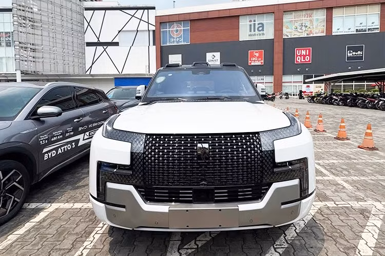 Xe gây ấn tượng mạnh với hệ thống dẫn động e⁴ platform – gồm bốn động cơ điện độc lập, mỗi bánh xe một động cơ cho tổng công suất lên đến 880 kW (tương đương 1.180 mã lực). ﻿