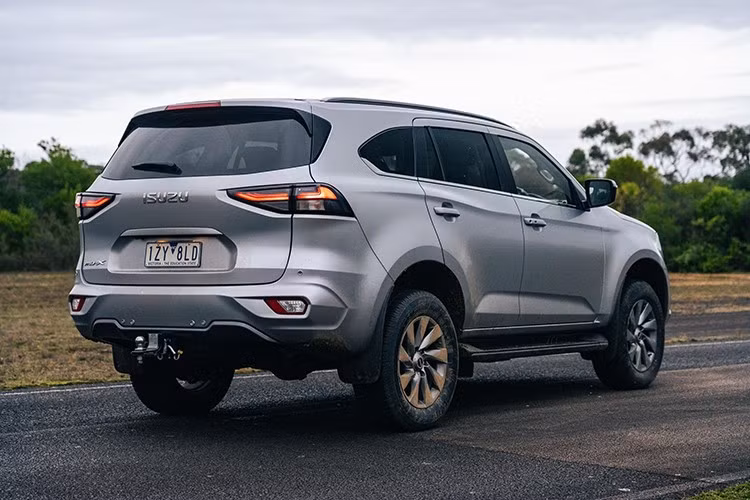 Hiện các đại lý hiện đang đẩy mạnh xả hàng phiên bản cũ với mức giảm giá sâu, có nơi lên tới 270 triệu đồng cho xe VIN 2023, thậm chí sâu hơn nhưng vẫn có khá ít khách hàng quan tâm tới mẫu xe này.