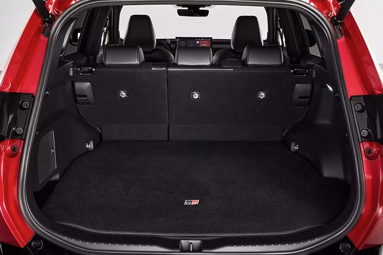 Xe có hệ thống treo được tinh chỉnh theo GR, trợ lực lái được cải tiến và độ cứng thân xe được tăng cường. Những nâng cấp này có thể khiến RAV4 GR Sport trở nên thú vị hơn một chút khi cầm lái. Là bản thể thao nhất dòng RAV4 thế hệ mới, chiếc xe đi kèm hệ động lực hybrid mạnh mẽ nhất.