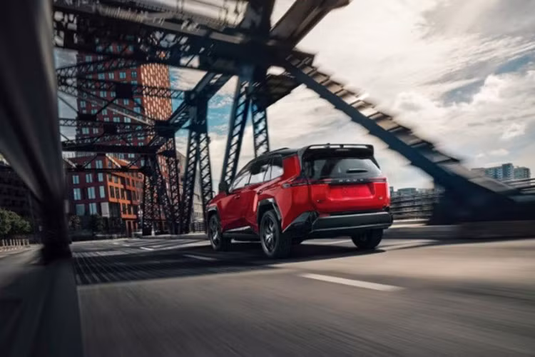 Hệ thống hybrid kết hợp động cơ 2,5 lít và mô tơ điện kép để tạo ra công suất mạnh mẽ 320 mã lực. Con số này mạnh hơn 20 mã lực so với GR Corolla 2025, chỉ có công suất 300 mã lực. Nó cũng được trang bị tiêu chuẩn với hệ dẫn động 4 bánh AWD.