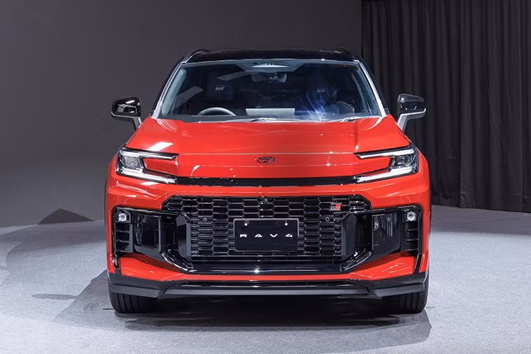 Xe cũng được thiết kế thêm cánh gió mui kích thước lớn, đây là điều hiếm thấy trên một mẫu SUV cỡ nhỏ như Toyota RAV4 GR Sport. Bộ mâm hợp kim 20 inch góp phần tạo nên vẻ ngoài bệ vệ, vững chãi.