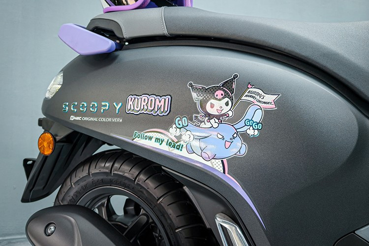 Kuromi là một biểu tượng văn hóa đại chúng đến từ thương hiệu Sanrio, nổi tiếng với các nhân vật hoạt hình như Hello Kitty. Ra mắt lần đầu trong series hoạt hình "Onegai My Melody" vào năm 2005, Kuromi đã nhanh chóng chiếm được cảm tình của giới trẻ Nhật Bản và toàn thế giới.