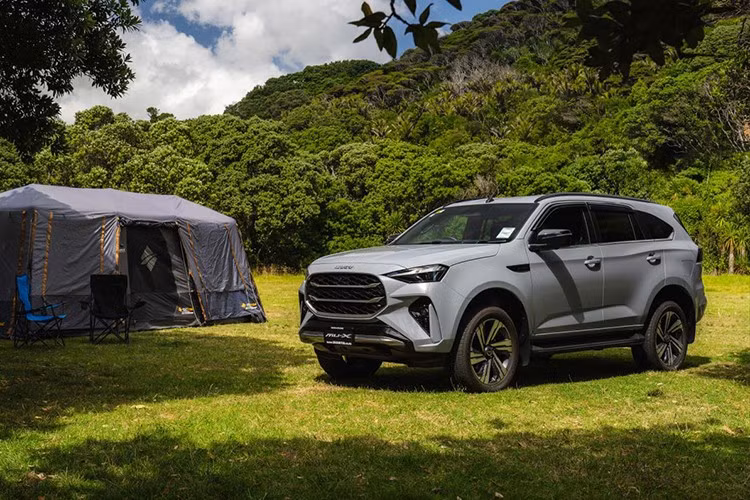 Isuzu mu-X tại Việt Nam vẫn thường xuyên nằm trong nhóm xe ế ẩm nhất phân khúc SUV 7 chỗ (dù xe gầm cao đang lên ngôi) do thiết kế bảo thủ, chậm cập nhật trang bị và hiệu suất động cơ chưa đủ hấp dẫn người dùng.