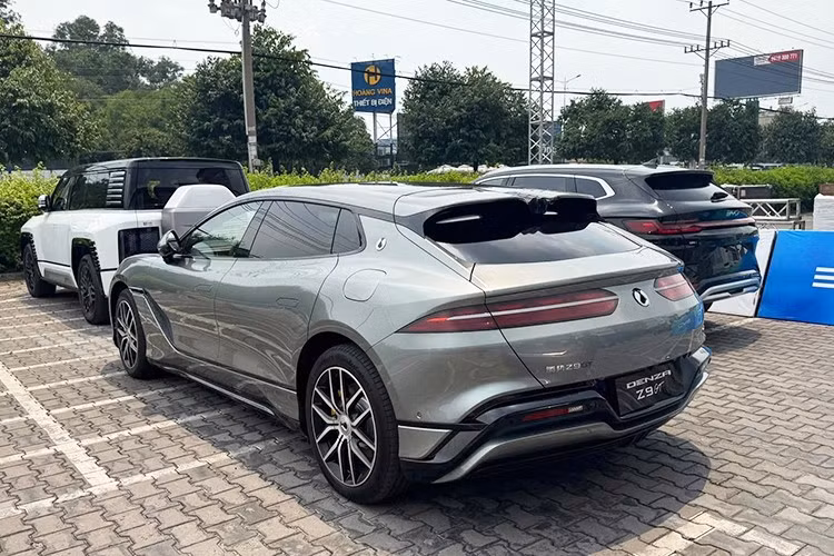 Denza Z9 GT mới tại Việt Nam được trang bị ba động cơ điện, cho công suất tổng lên tới 710 kW (khoảng 950 mã lực) cho phép tăng tốc 0–100 km/h chỉ trong khoảng thời gian 3,4 giây.